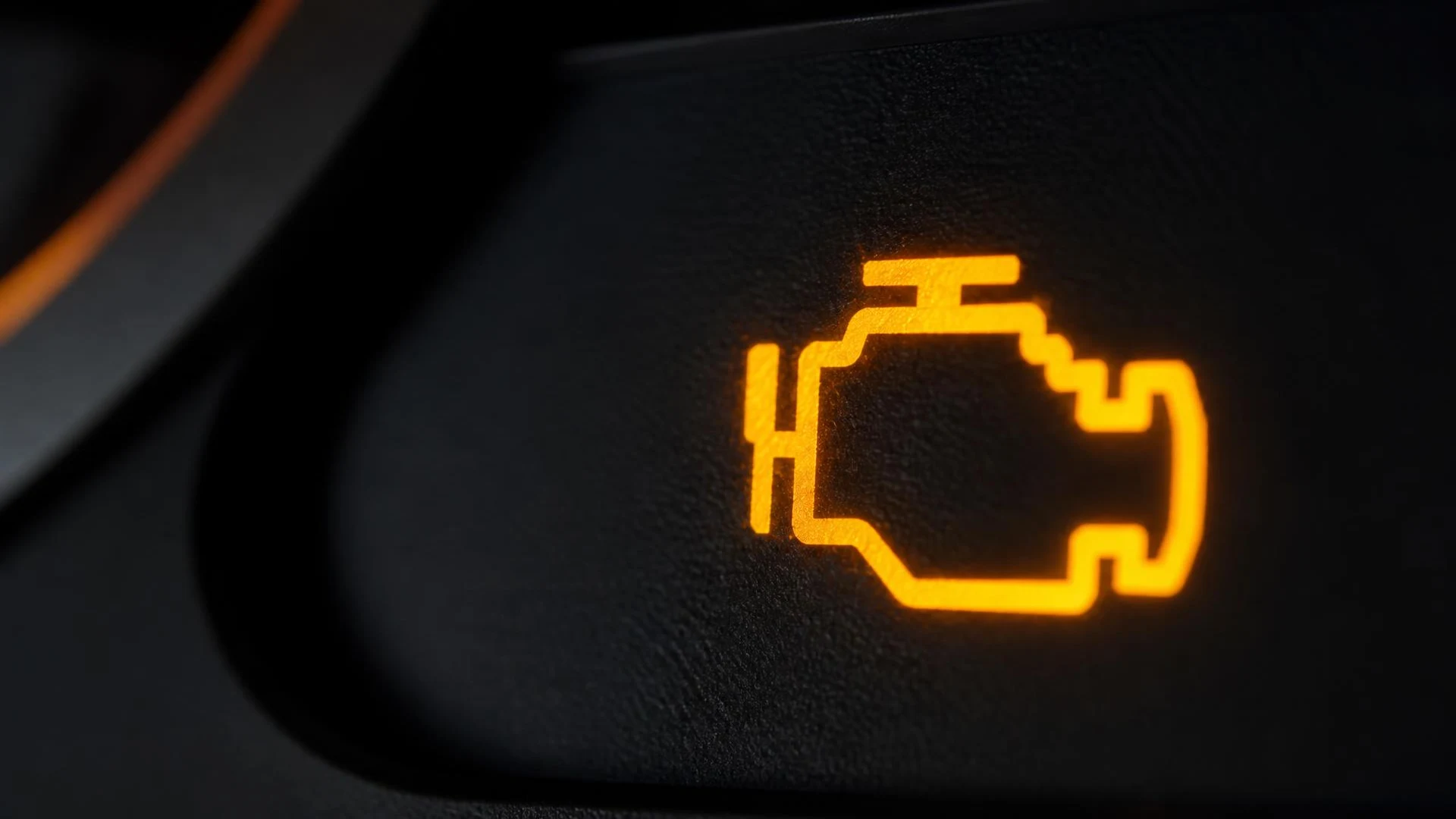 Gösterge panelinde yanan sarı motor arıza lambası